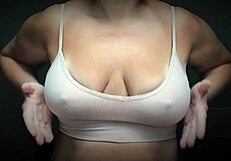 熟女がバウンスする垂れ乳で喘ぐ