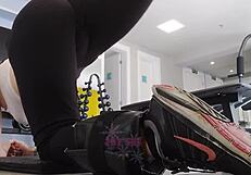 Naughty Blonde Flashes Cameltoe in Tight Leggings at Gym