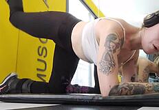 Naughty Blonde Flashes Cameltoe in Tight Leggings at Gym