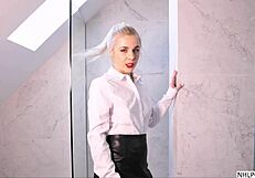 Ellie shou bathes in sexy shower