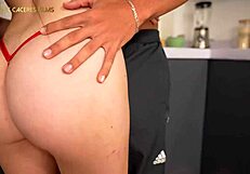 Ayudando A Hermanastra Pequeña Hacer Tik Toks