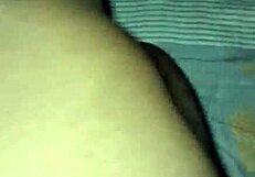 Moja bangladeška žena uživa v sproščeni pesji pozi