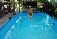 Melissa havfruen svømmer i basseng med tatoveringer