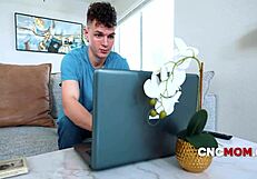 เอเยนต์ซีไอเอ Sadie Rose กระตุ้นแฮกเกอร์โดยให้ใช้หน้าอกแน่นของเธอเพื่อข้อมูล สไตล์ซีเอ็นซีแมม