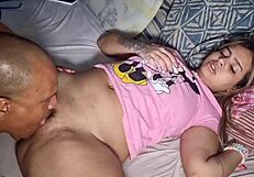 Potrpežljiva punca si izmislila izgovor, da spi z mano in ima seks