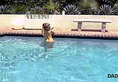 Neverjetna blondinka preizkusi zreli kurac!