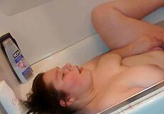 Gloria masturbira z dildom v kadi!