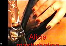 أليسيا تتمايل وتستمني وتظهر كسها 😏