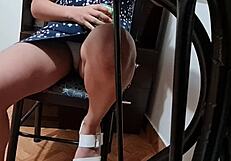 Sorellastra In Mutandine Bianche Apre Le Gambe Per La Telecamera Nascosta