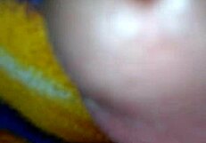 Μαμά δίνει γρήγορο χέρι και δάχτυλο στο κρεβάτι με μεγάλο πούτσο