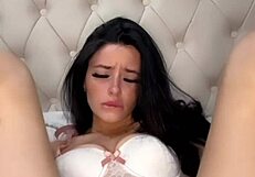 ホーニーなイギリス人交換留学生が激しく自慰してオーガズムに達する