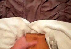 Мак Брамптон трахает секс-игрушку и кончает на нее