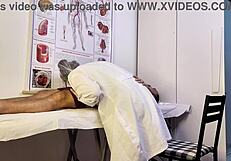 paciente fica ereto na frente da enfermeira durante exame 😏