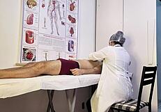 paciente fica ereto na frente da enfermeira durante exame 😏