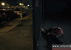 Modelo linda provoca con gafas en BDSM