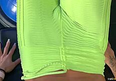 פבי דרומונד, המילף החמה, עושה אימון אינטנסיבי עם המאמן האישי שלה, מקבלת זיין חזק.