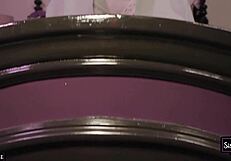 Näytän märän pilluni kun hieron jäätä vartalolla.