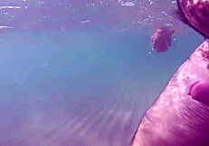 tio en bolas en la playa mostrando su gran polla dura