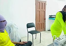 عاهرة تتعرض للتحسس وهز مؤخرتها في العمل في تمثيل