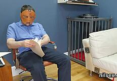 فتاة ساقطة حلوة تُؤخذ إلى مصحة مؤخرة مجنونة لعلاج محرج.