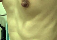 Nach Dusche werden Ehefrau Nippel hart vom Kneifen und Lecken