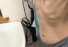 シャワー後、妻の乳首がつねりと舐めで硬くなる