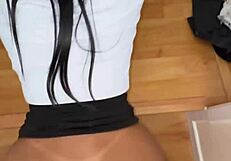 Asesora inmobiliaria novata acepta follar con su cliente