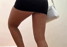 Asesora inmobiliaria novata acepta follar con su cliente