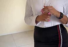 Asesora inmobiliaria novata acepta follar con su cliente