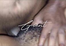 Wow, tengok teman wanita hitam berbulu mengerang dan jerit dalam seks missionary juicy dengan baju koyak!