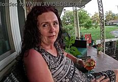 Ali Allure interagira s svojim deviškim pastorkom v prikolici