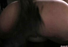 Milf tetona atada, gran culo azotado con juguetes en bondage