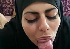 Mia Niqab bouffe des couilles et du sperme !