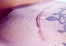 velho nerd chupando a novinha bucetuda