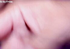 encuentro a mi hermanastra en su habitacion metiendo dedos mientras gime rico