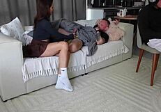 Aku ngewe pacar temen terbaikku sambil dia main game video 😏