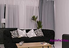 亚洲女孩偷偷爽翻天，逼被填满