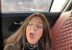 كاتي ويست في مجموعة جنونية من الزب العام مع وجه مليء بالسائل