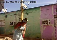 сосед не выдержал моей большой жопы в коротком платье и хочет её оттрахать