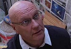 Glej mlado 18+ blondinko sesa dedkovo spermo!