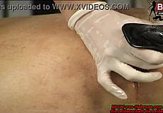 Deutsche domina macht harte bdsm session mit altem sklaven mann