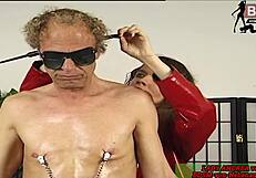 Deutsche domina macht harte bdsm session mit altem sklaven mann