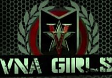 קוקולד צופה ברום מג'ור מזיין את התחת של אלורה ג'נסון