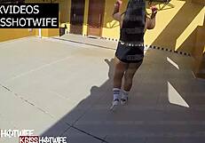 Kriss hotwife se exibindo no corredor do hotel