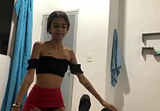 Mi hermanastra sexy entra a mi habitación y dice 'te ayudo con eso'