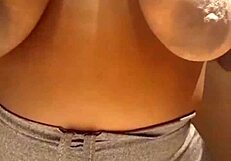 Brezilyalı kadın ev yapımı sahne'de dev doğal memeleriyle