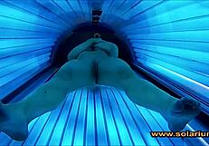 Vakker dame onanerer på solarium cam