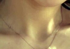 Modella MILF passeggia sexy e rilassata in spiaggia