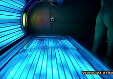 امرأة جميلة تستمني على كاميرا السولاريوم