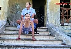 Pareja curvilínea vestida de fisicoculturistas folla en casa embrujada de Halloween